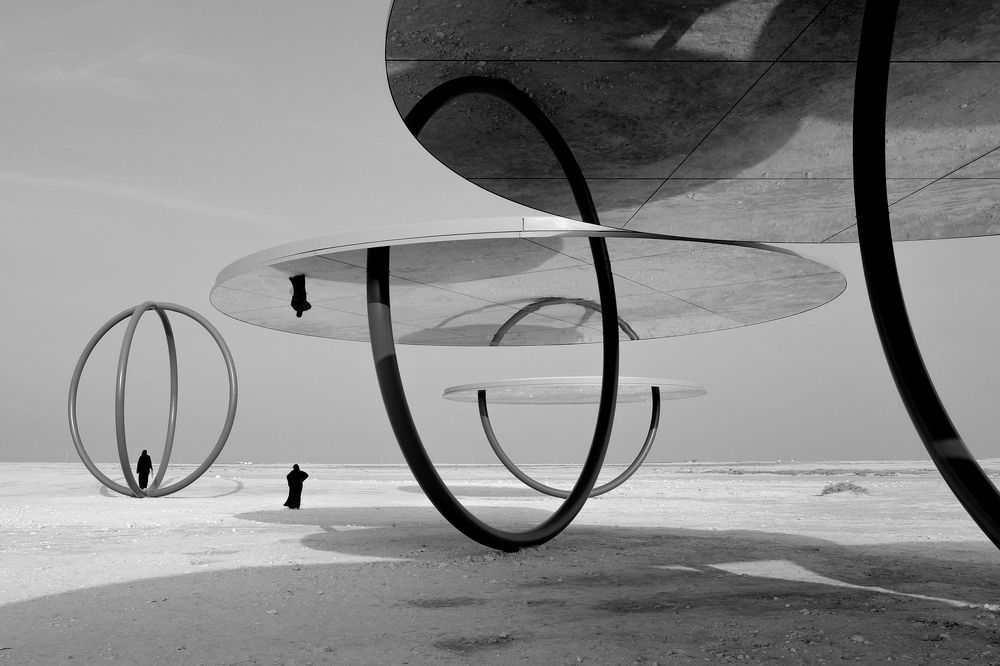 Shadows traveling to the sea of the day