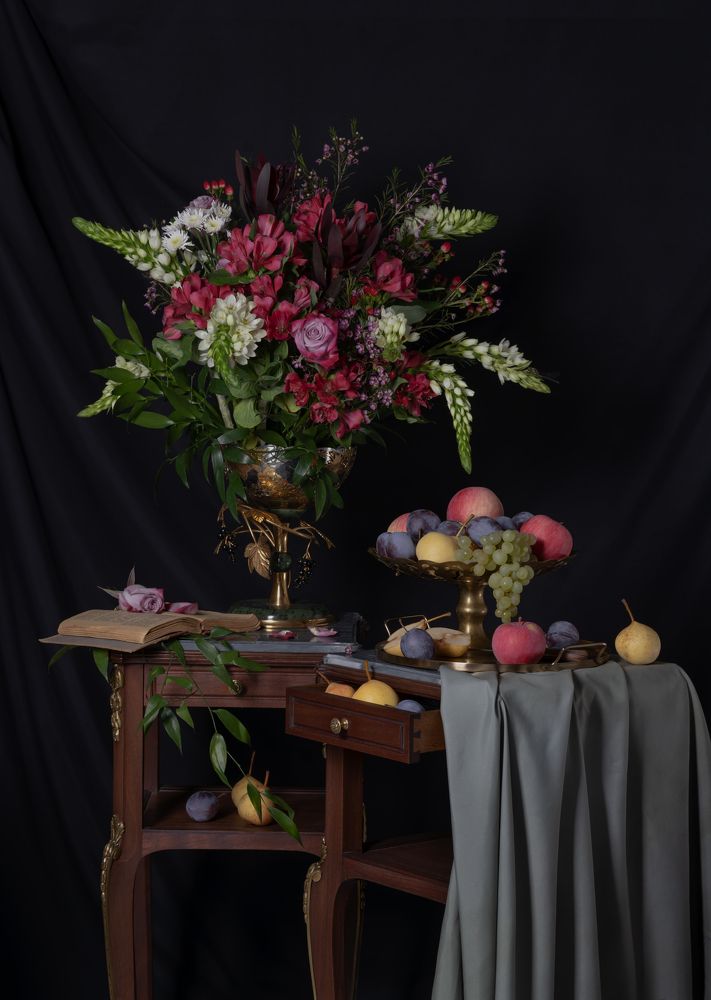 Цветы, фрукты и стрекоза