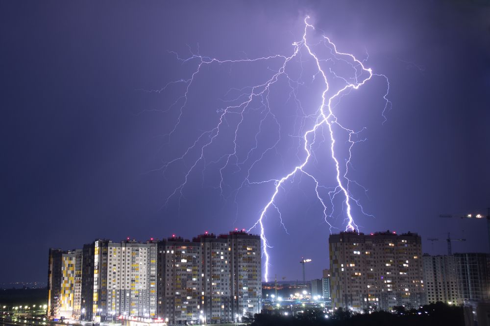 Человек из электричества