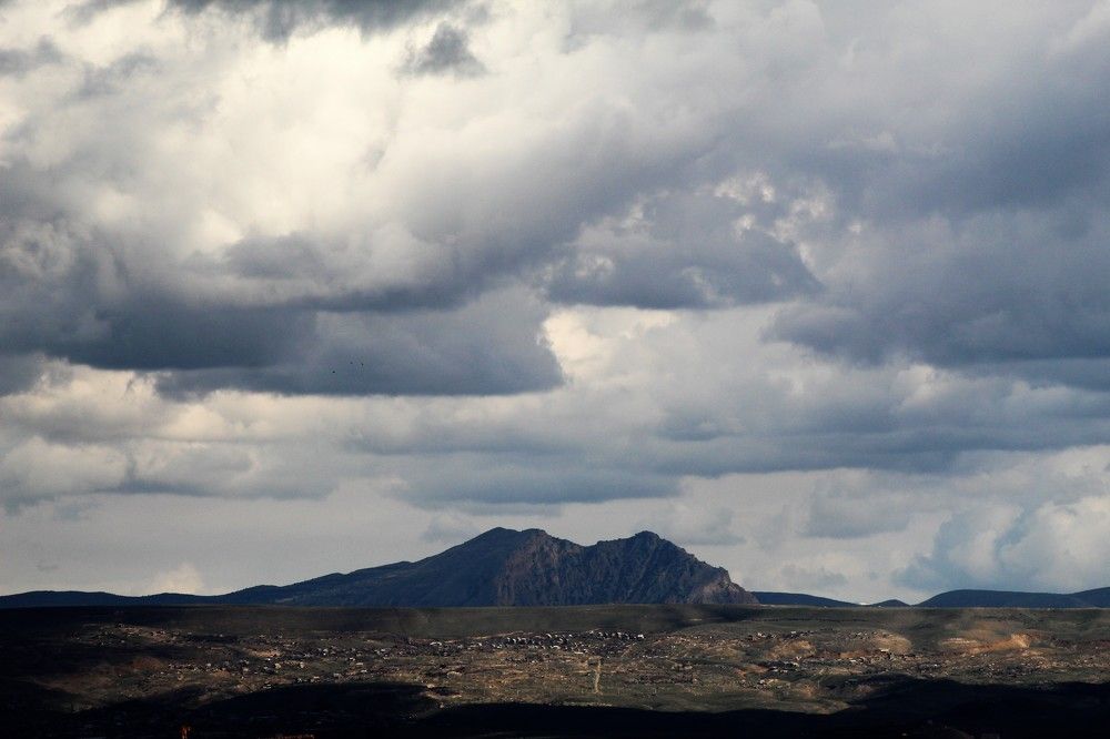 Облака и тени возле горы