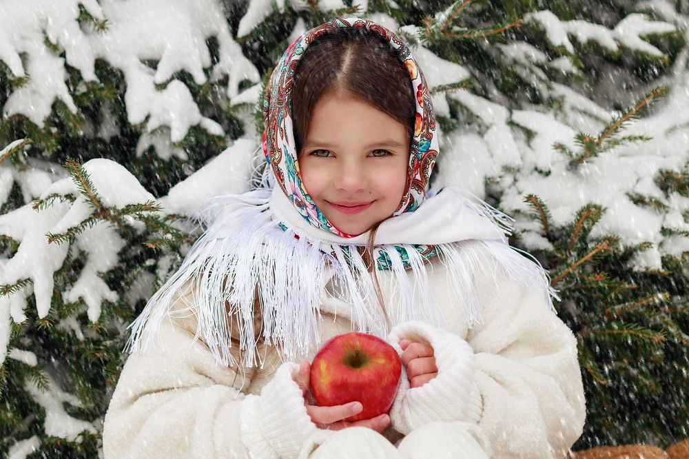 Девочка с яблоком