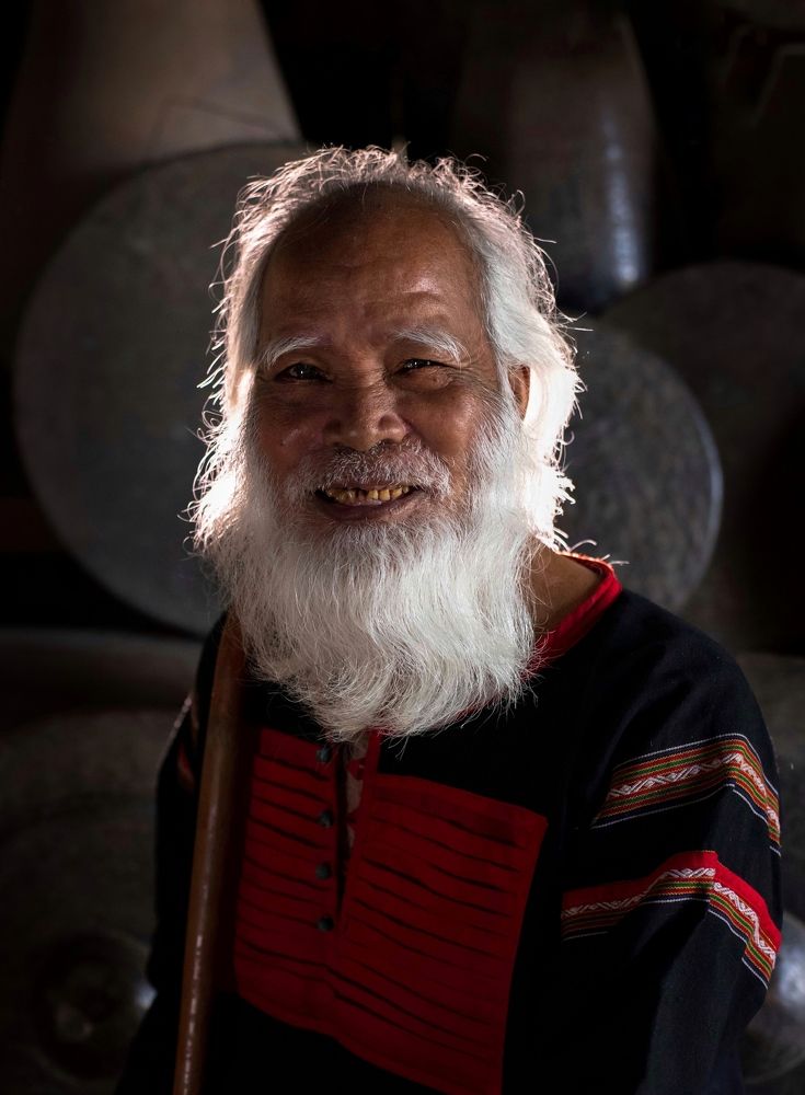 Portrait of a Gong artist from E De . ethnic group