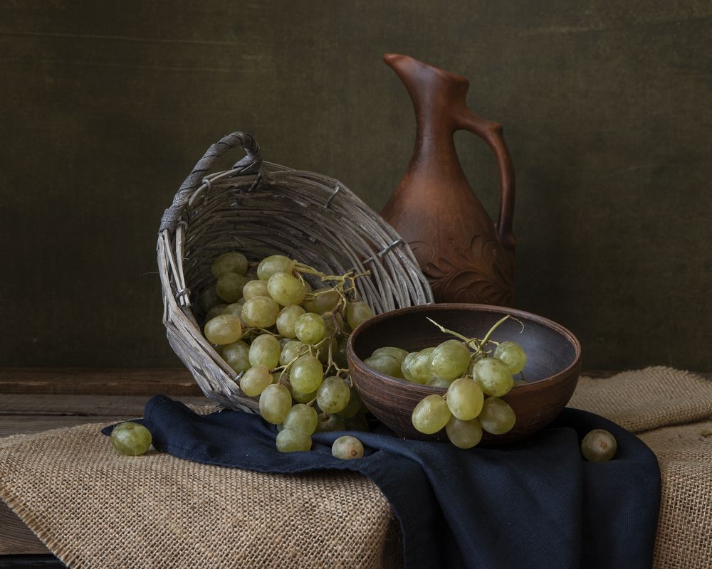 Vine jug and grapes