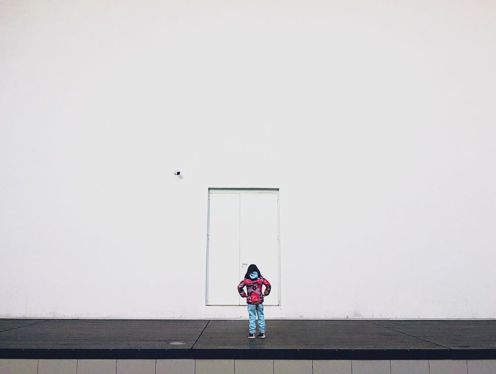 Девочка и белая дверь