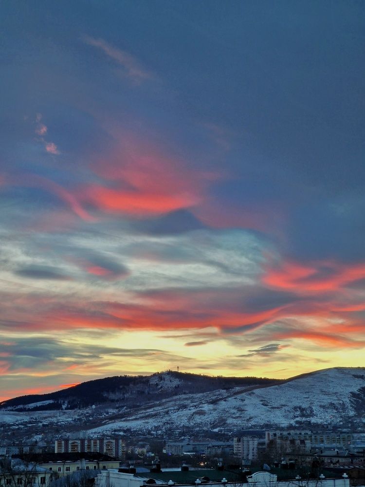 Город накрыло волнами заката