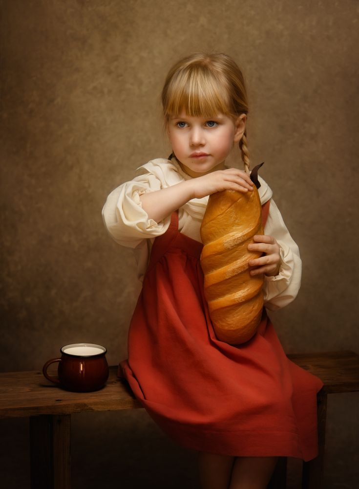 Девочка с хлебом
