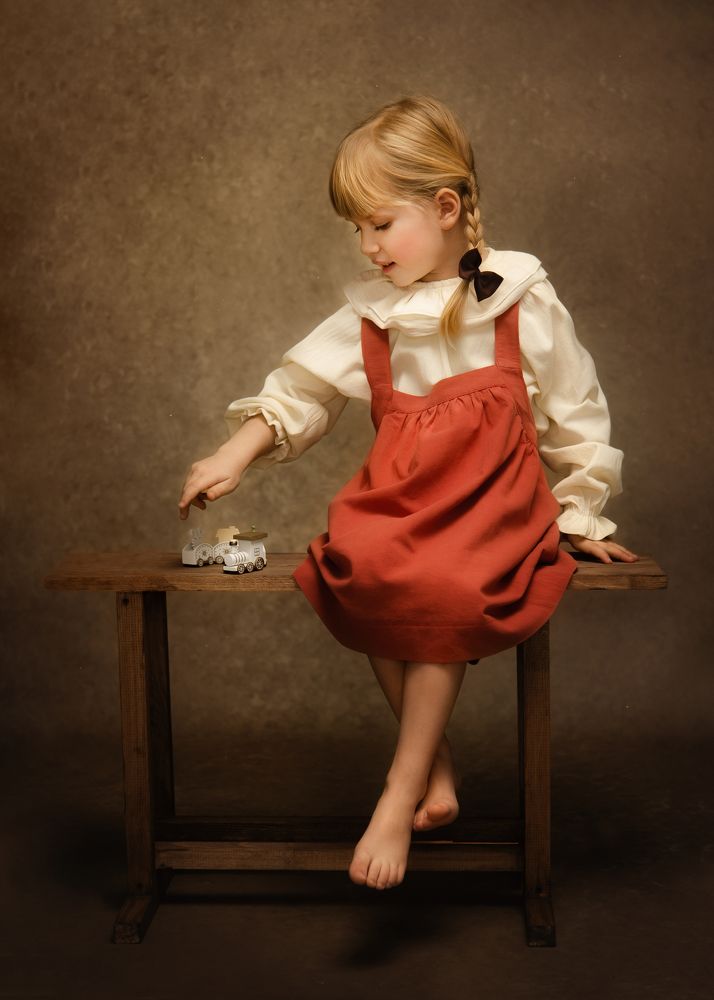 Девочка с игрушкой