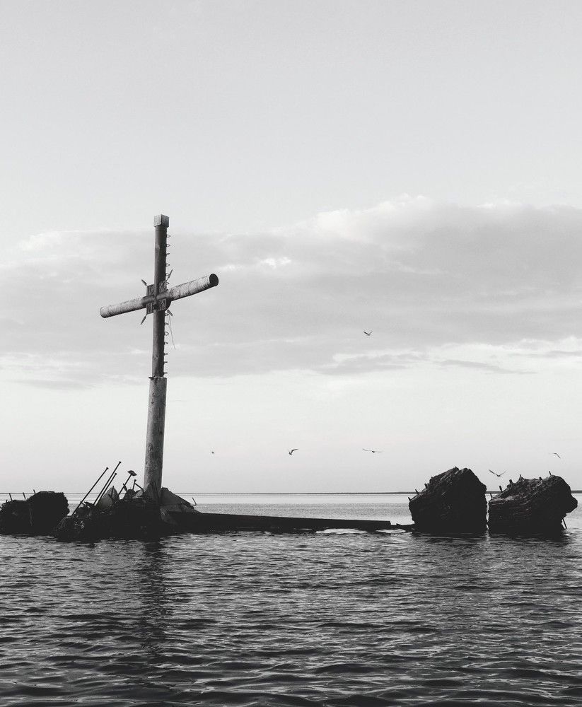 Крест на воде