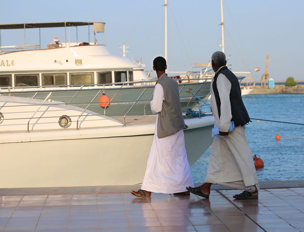 Синхронно в такт