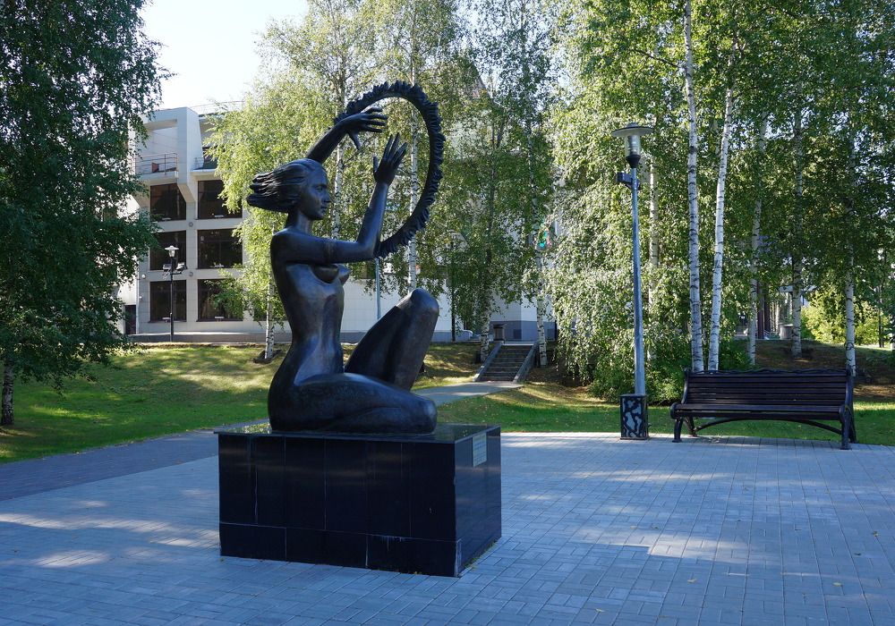 Скульптура "Золотая  богиня "