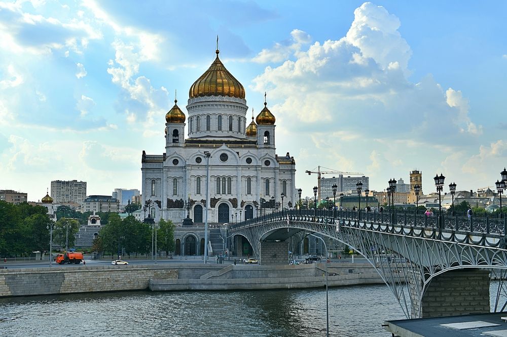Cathedral of Christ the Saviour. Patriarshiy Bridge.  Moscow, Russia.