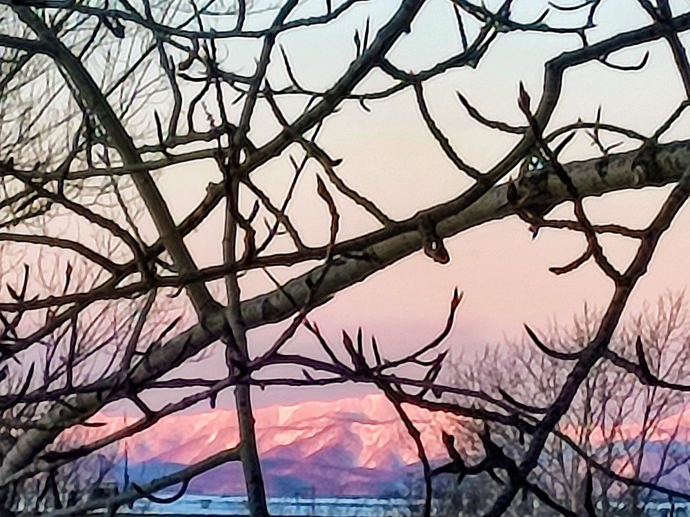 Рассветные горы. Вид из окна