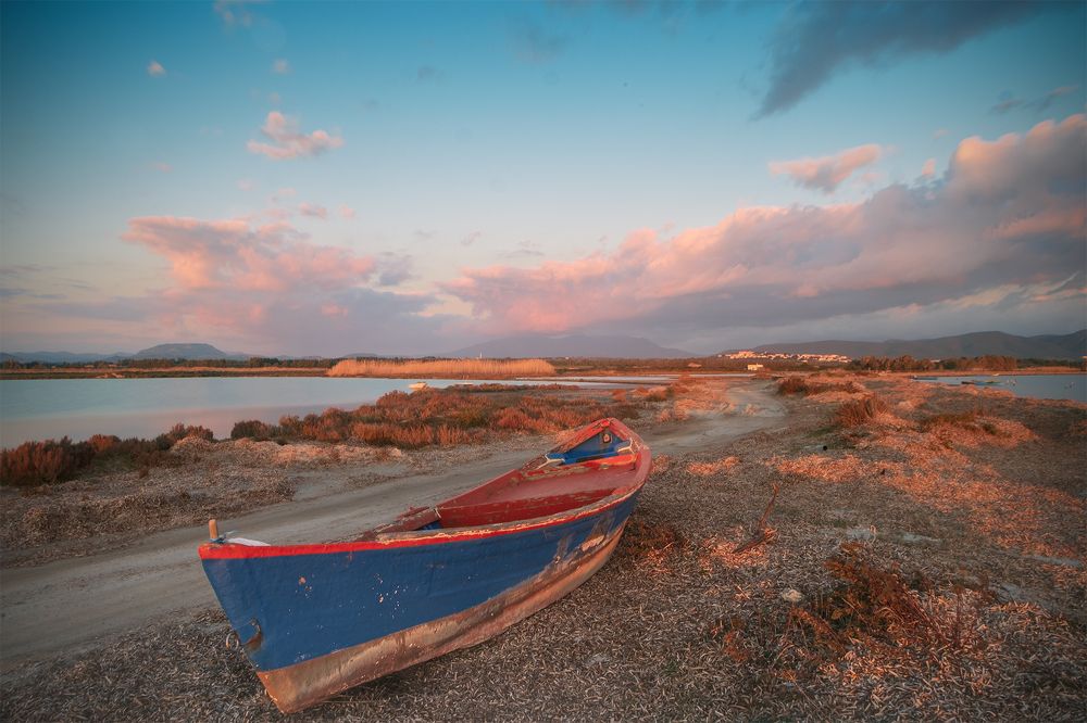 Una semplice barca arenata.