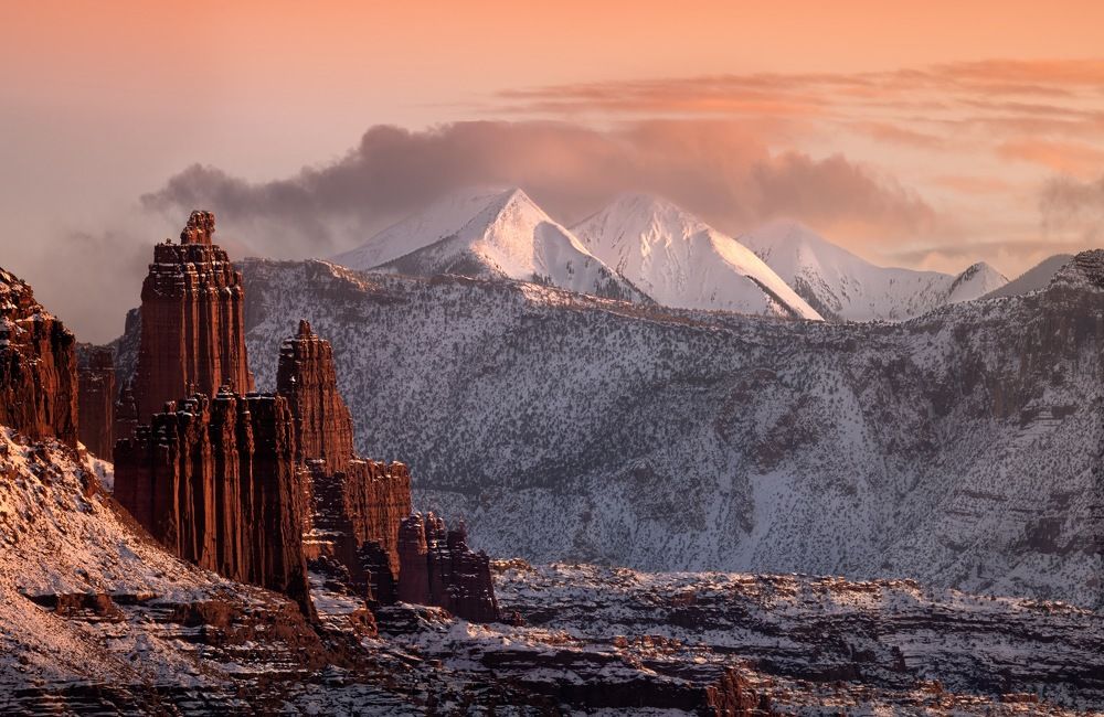 Шоколадные скалы и ледники.