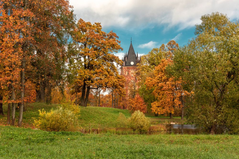 Золотая осень в Александровском парке. Замок "Шапель"