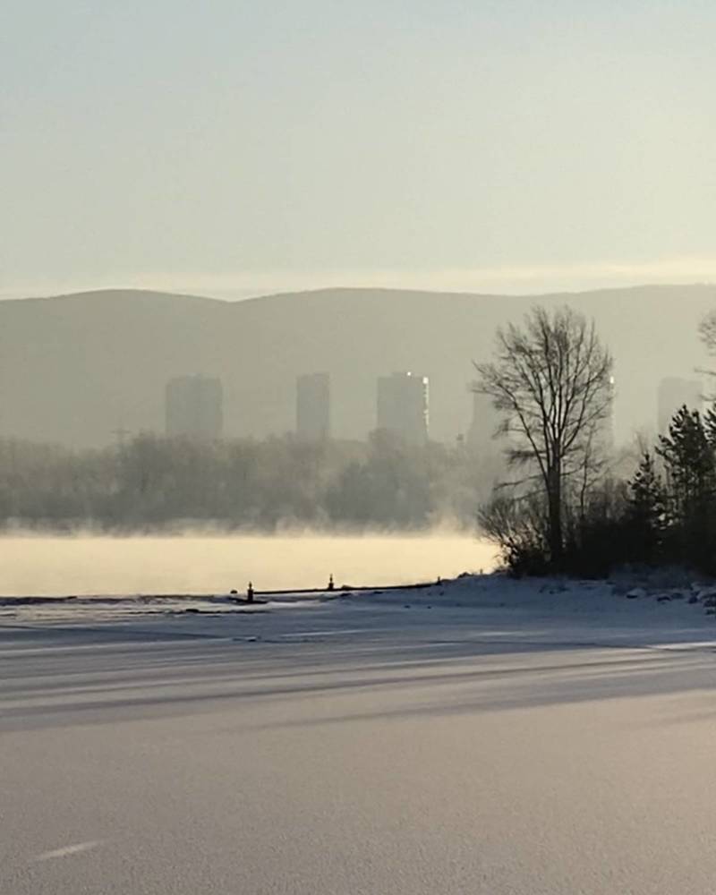 Зима, небо, река.