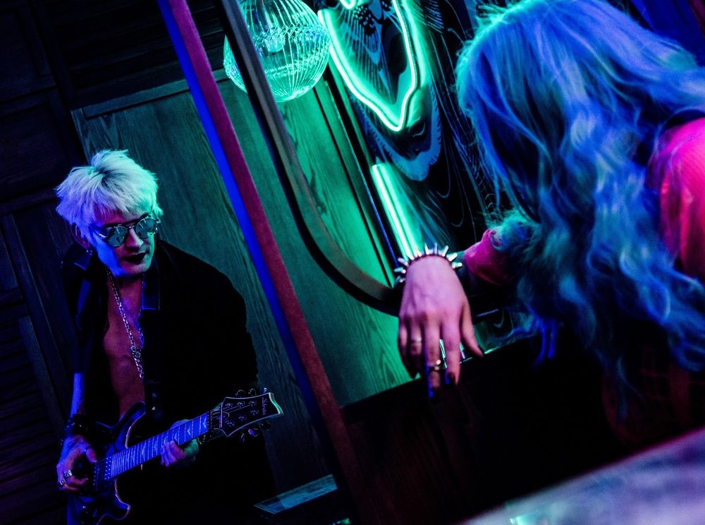 Деловая встреча в киберпанке