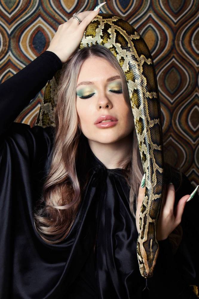 Девушка с питоном