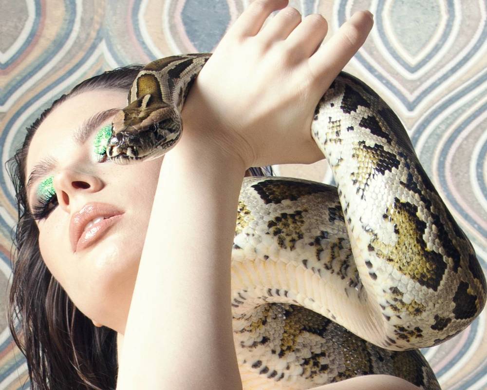 Девушка с Питоном