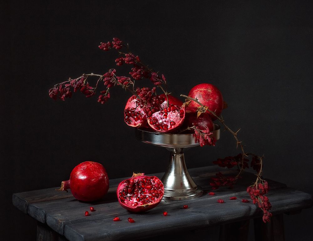 Натюрморт с гранатами