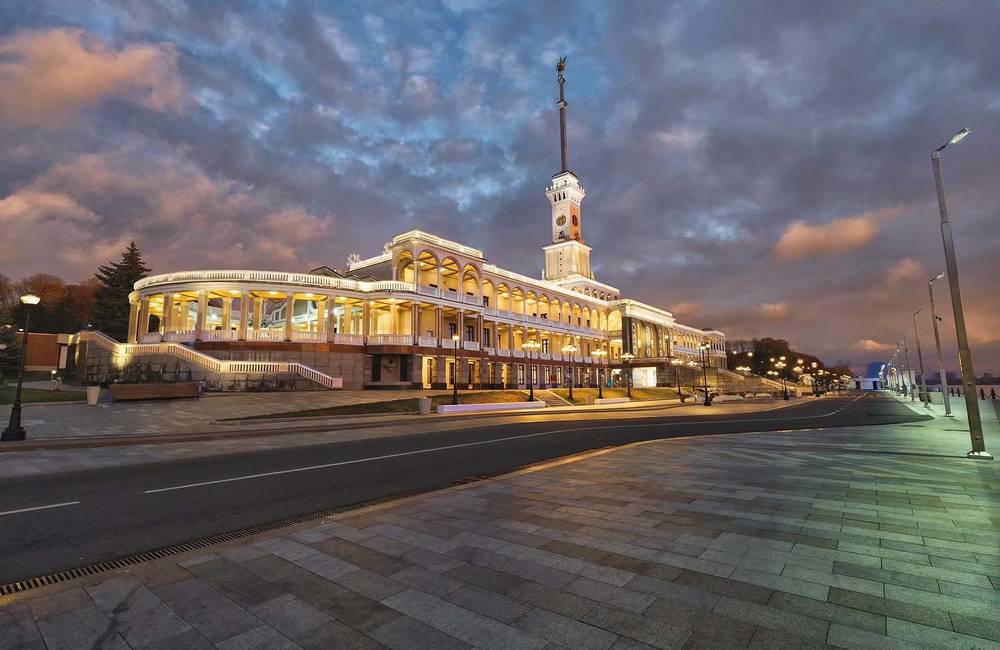 Московских окон негасимый свет