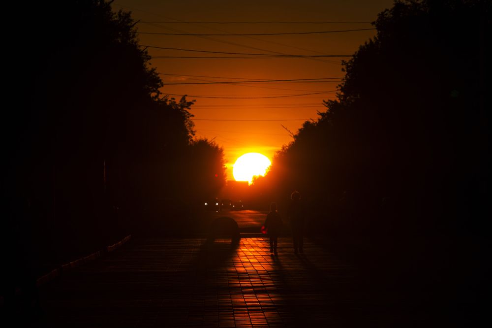 Закат над волнами брусчатки
