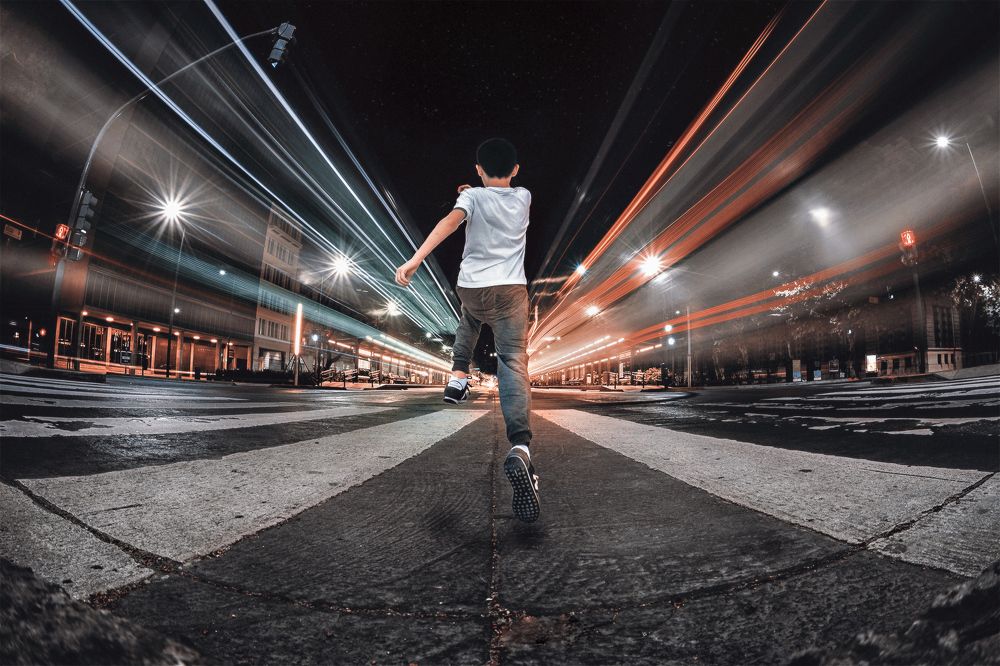 A la velocidad de la luz.