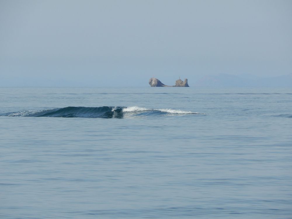 Остров Уши и волна.