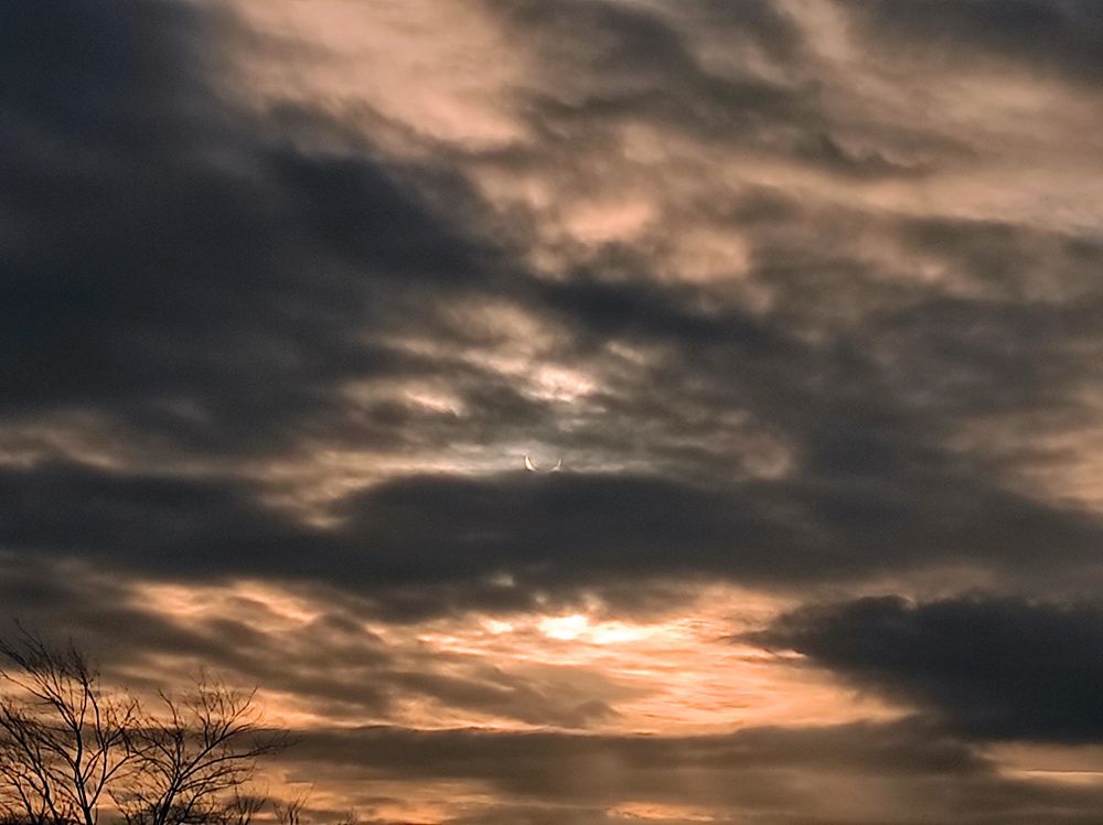 Солнечная лодка среди облаков