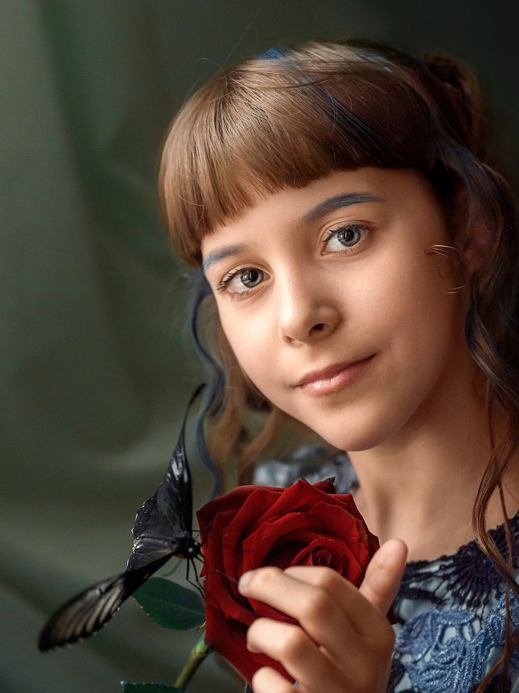 Девочка с бабочкой