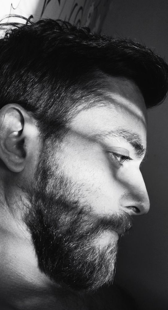 Задумчивый мужчина