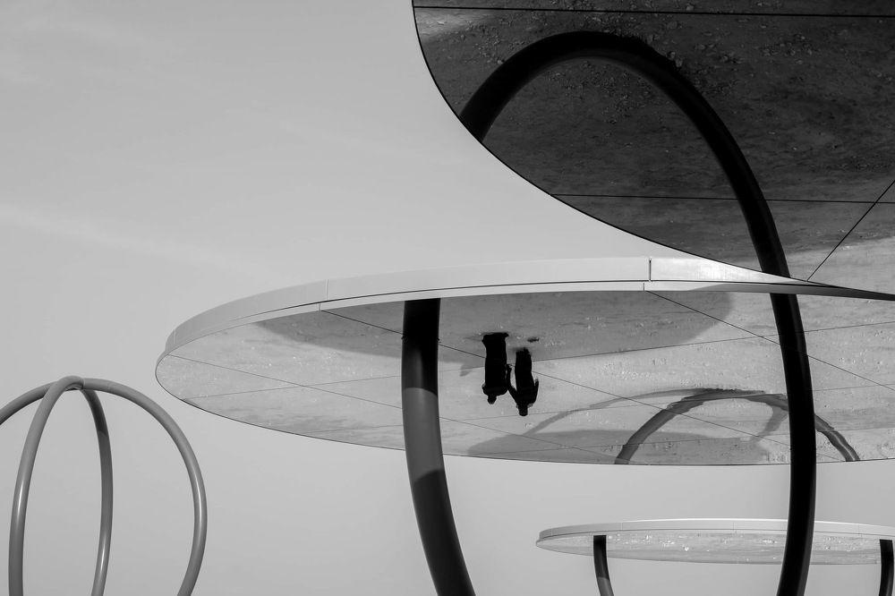 Shadows traveling to the sea of the day