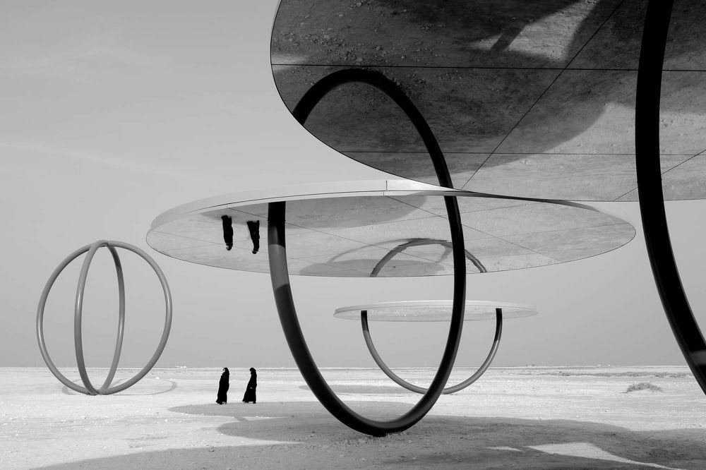 Shadows traveling to the sea of the day