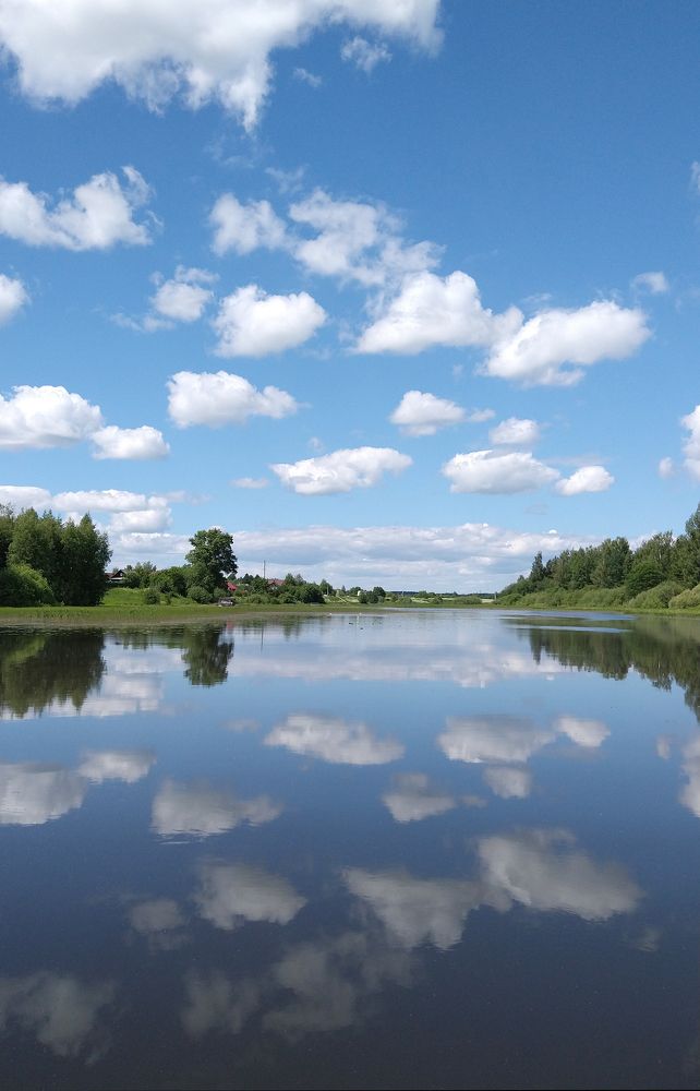 Облака на рекой и в реке