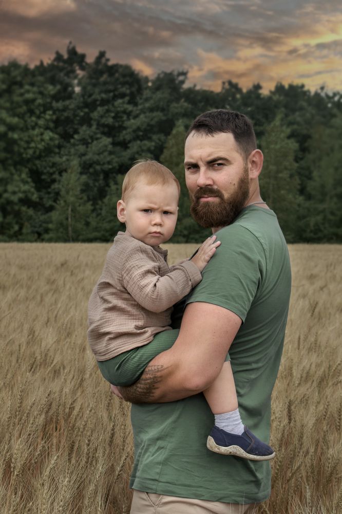 Отец и сын. Серьезные мужчины в поле