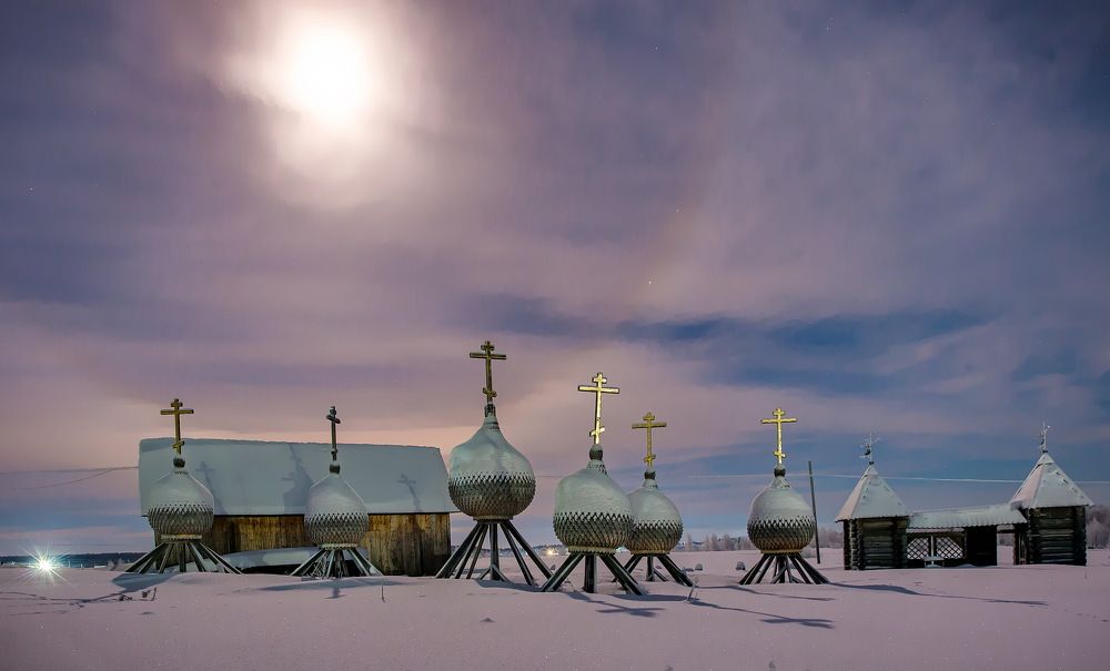 В лунном свете.