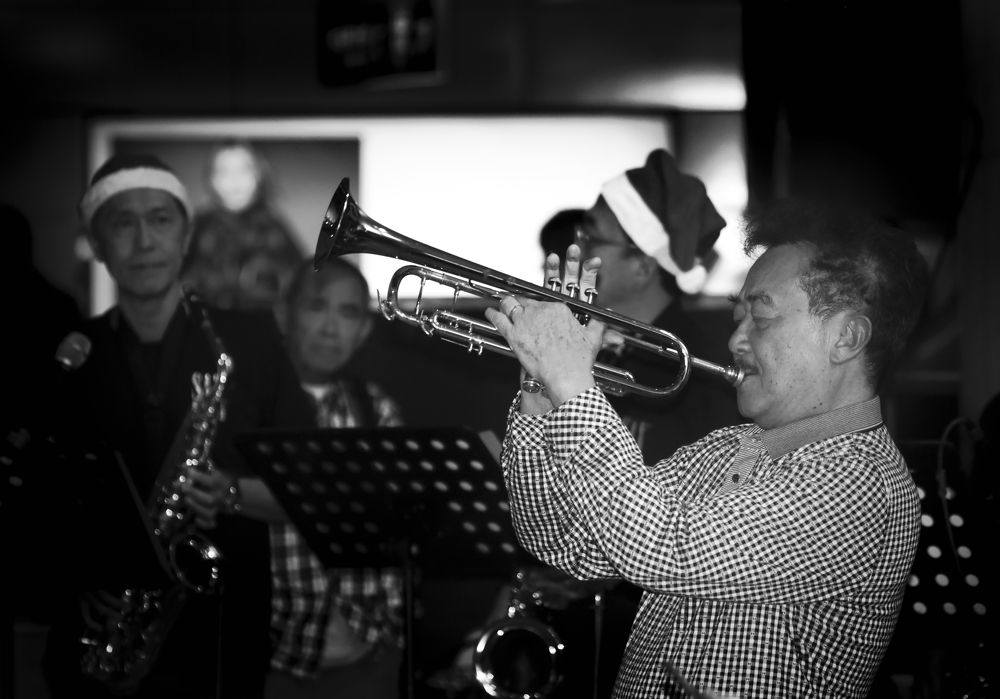 Master's Solo in Hong-Kong subway.