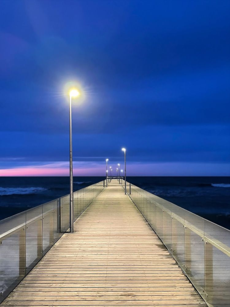 Вечер. Пирс.