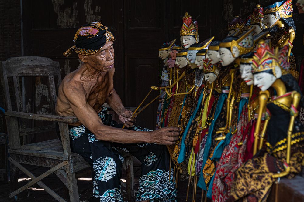 Ki Warsad Darya as Puppeter Wayang Golek Cepak