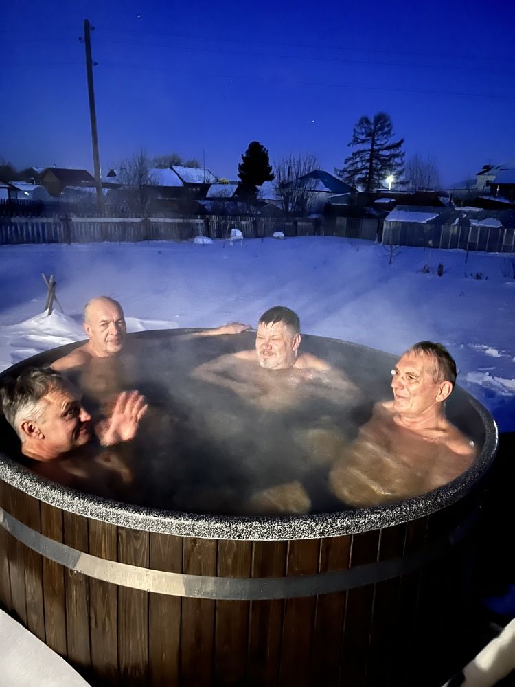 Я с друзьями отдыхаем(I'm on vacation with my friends)