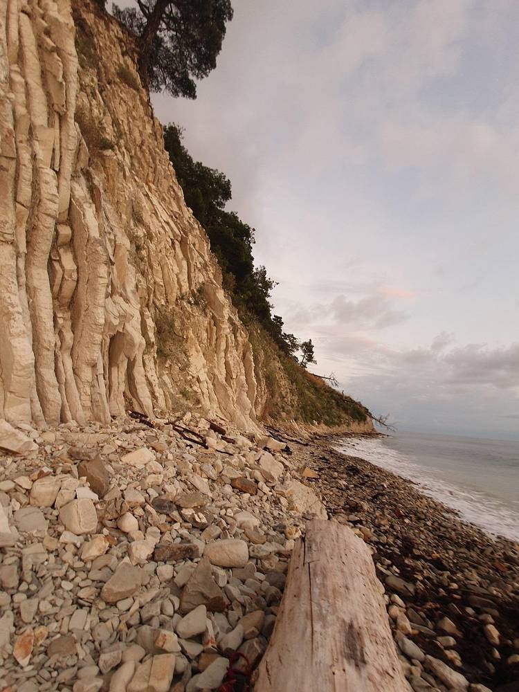 Тишина скалистого берега