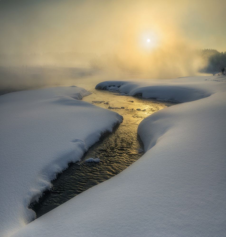На берегу парящей реки