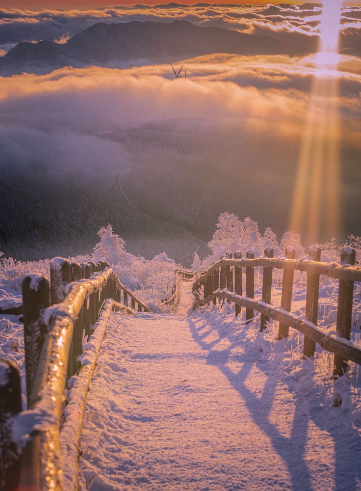 A beam of light in the horizon