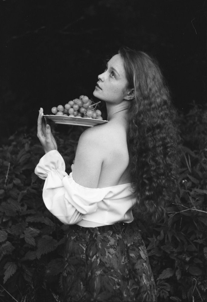 La ragazza con l'uva