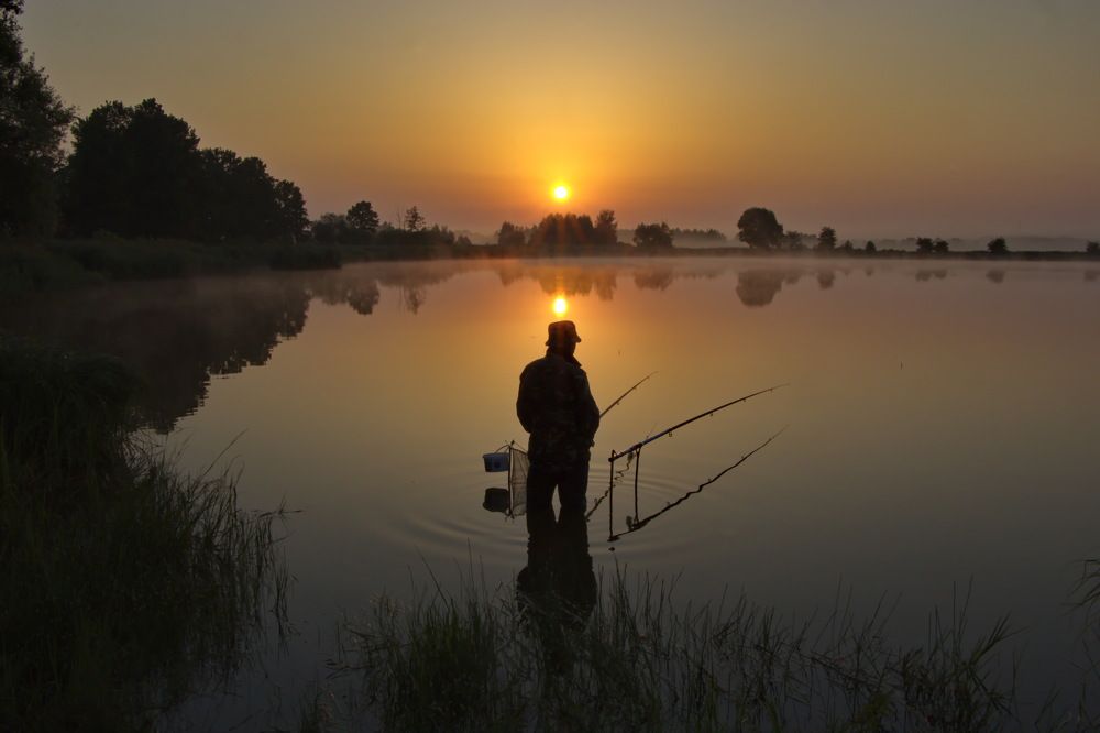 На утренней рыбалке.