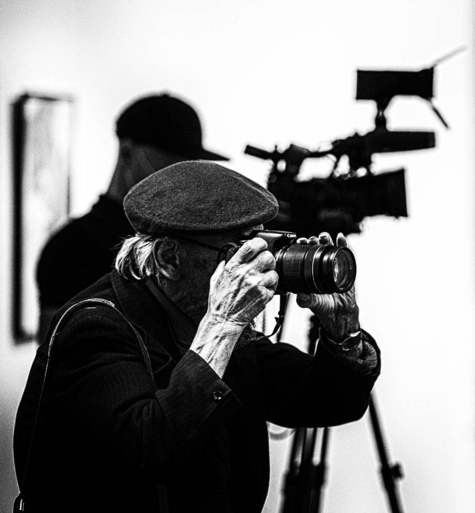 "Из зала в зал переходя..."