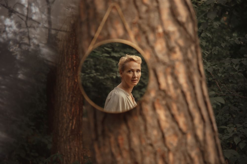 Там лапы у елей дрожат на ветру...