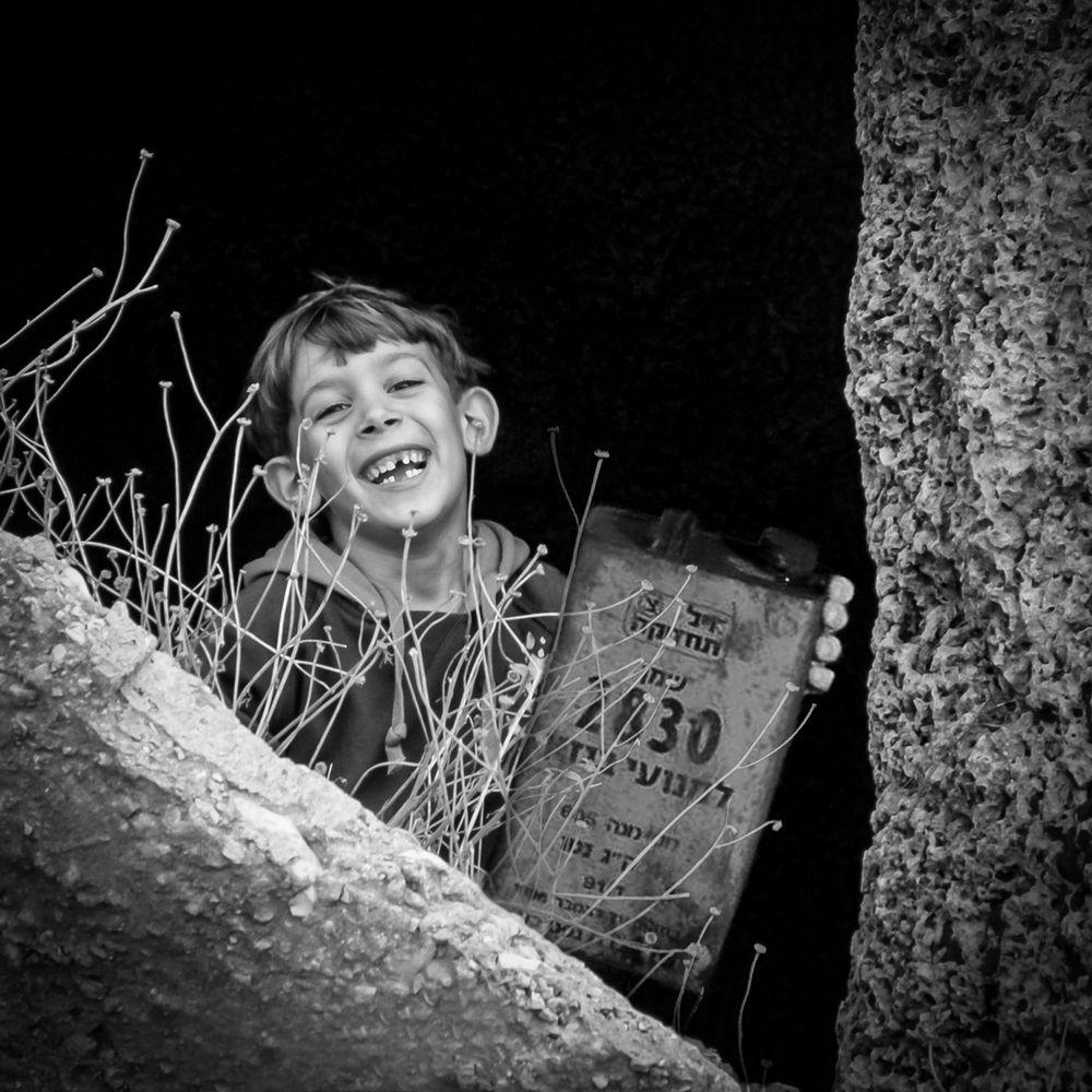 Мальчик с банкой