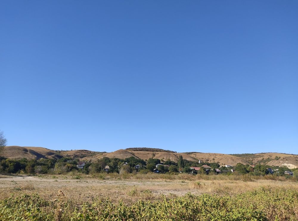 Холмы деревня и поле.