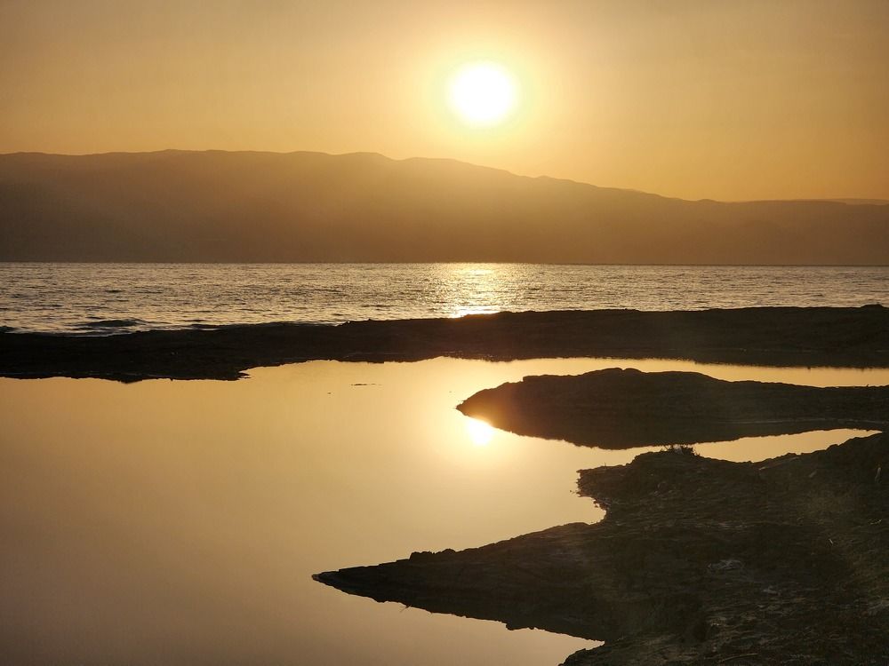 Light on the ded sea